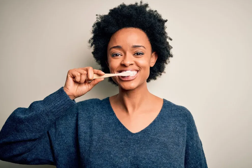 using-baking-soda-teeth-whitener-cleanser